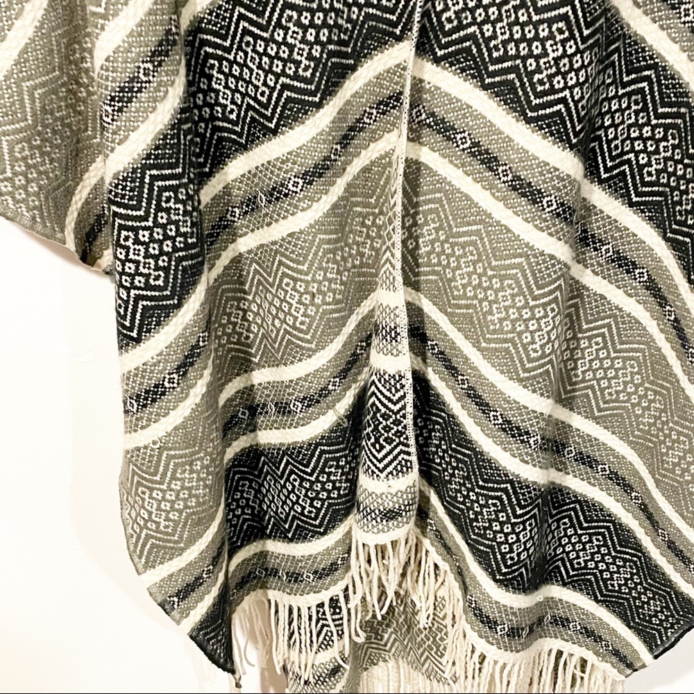 Torrid‎ One Size Knit Over The Shoulder Wrap Sweater Shawl Stripe Fringe - Picture 2 of 4
